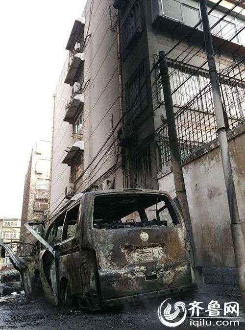 济南市历下区和平新村内，一辆面包车自燃。