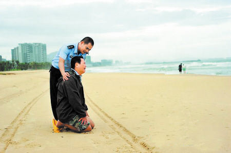 陈进仁的父亲在海边伤心地喊儿子的名字。