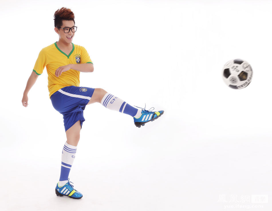歌浴森助阵世界杯穿队服拍写真 运动风格展现