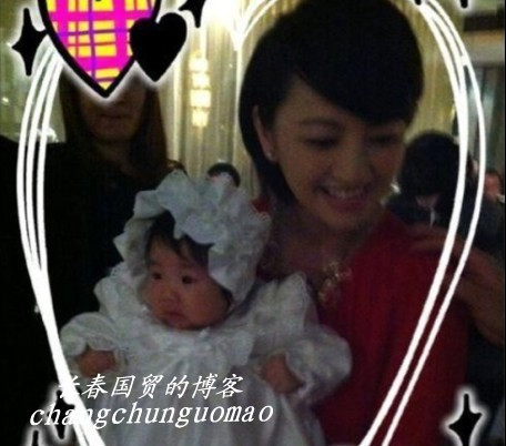 <em>罗海琼</em>一周岁<em>女儿</em>近照曝光穿白裙可爱似公主(