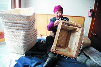 即墨老人玉米皮编筐卖到东京 在家一年赚七千