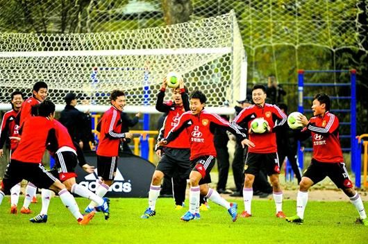 国足找警察抬球门遭调侃:再不能用体能作借口