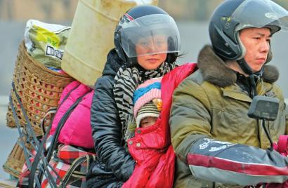 男子买站票坐火车 漱口杯当凳子坐一通宵|列车