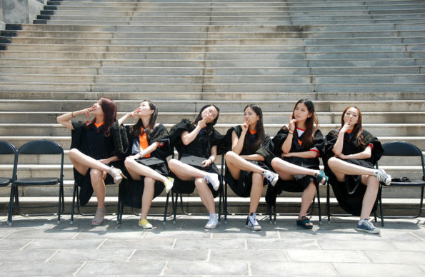 人不疯狂枉少年!大学毕业季女屌丝和婚纱版_游戏频道_凤凰网