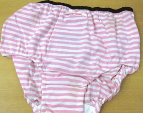 买成人漫画附赠萝莉<em>原味</em>小<em>内裤</em>