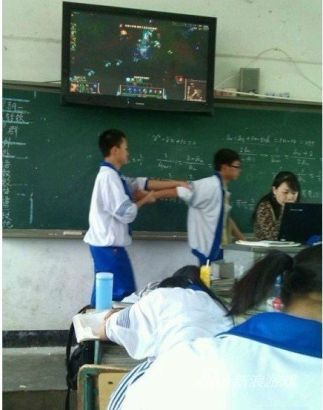 <em>女</em>教师课上玩LOL引热议 学生上传照片被处分