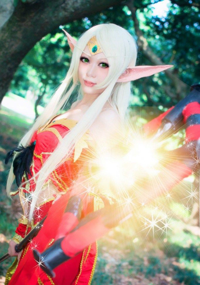今天我们为大家带来一组国服玩家妹子的《魔兽世界:燃烧的远征》开场动画血精灵COSPLAY。Coser是来自三区黑铁服务器的17岁软妹子Pinsoft,目前还是一名高中生,却已有了三年的《魔兽世界》年龄,除此之外还身为一名公会会长与团队指挥,主要玩的职业是圣骑士和牧师,其中圣骑主PvE,最擅长的牧师主PvP,并且自称小号狂魔,拥有除武僧之外所有职业的满级角色。 这套COSPLAY拍摄于今年早些时候,Pinsoft过去就是一名血精灵,但后来转服时带着公会叛变到了联盟,所以现在成了一名人类妹子。