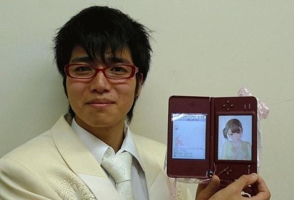 日本宅男疯狂:痴迷单身恋爱 与虚拟女友结婚|日