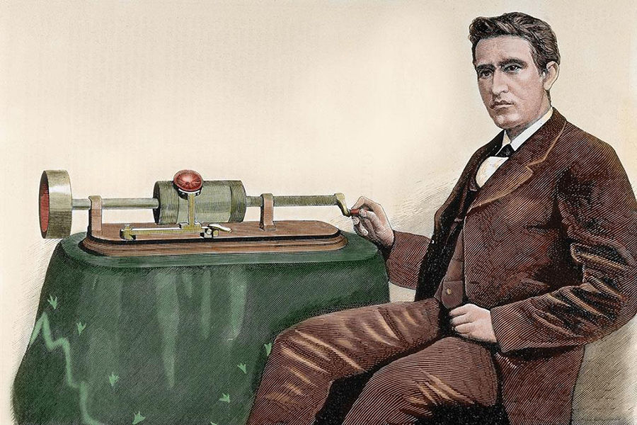 1919年，爱迪生告诉特斯拉，如果他完成马达和发电机的改进工作，爱迪生将提供给他惊人的5万美元（如计入通货膨胀，相当于今天（2006年）的一百万美元）。工作持续了将近一年，他几乎将整个发电机重新设计了，使爱迪生公司从中获得巨大的利润和新专利所有权。当特斯拉向爱迪生索取5万美元时，爱迪生回答：“特斯拉，你不懂我们美国人的幽默”。