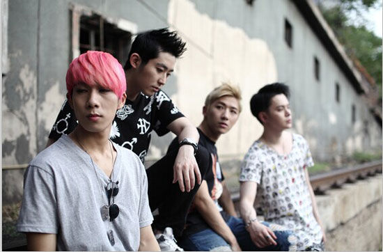 韩团Notice助阵好声音嘉宾 鼓励选手坚持不懈