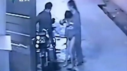2男见裸女闲逛强行带走 裹住<em>下体</em>上下其手(图