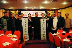 　　张旭光给美国的美协、书协都题写了匾额。