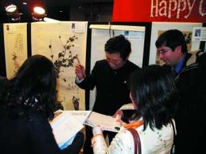 　　观众争相索要张旭光签名。