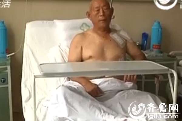 与小偷搏斗的69岁老人吴克玉（视频截图）