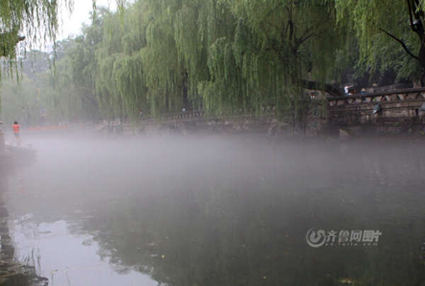 济南连续两天强阵雨黑虎泉内升起“仙雾”