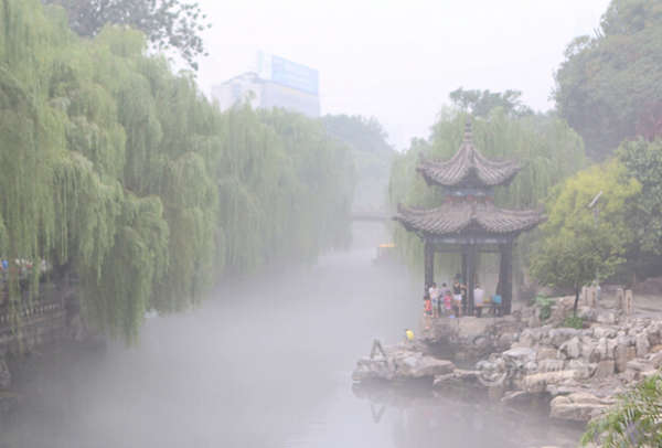 济南连续两天强阵雨黑虎泉内升起“仙雾”