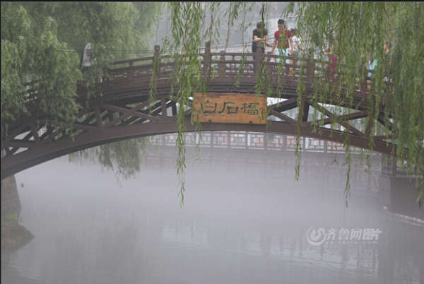 济南连续两天强阵雨黑虎泉内升起“仙雾”