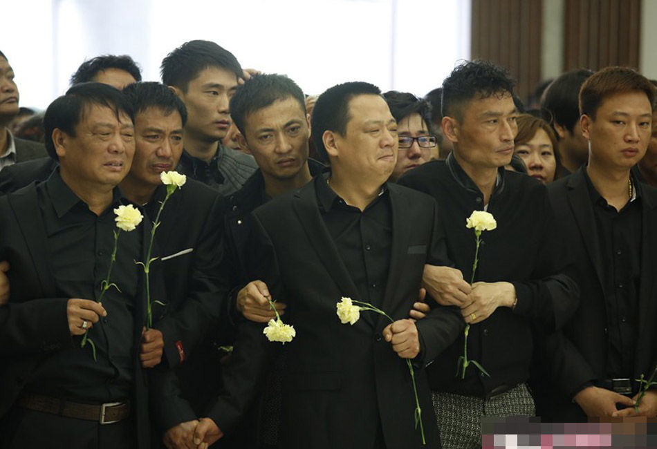 上海龙吴路火灾:两名牺牲消防员手拉手坠楼