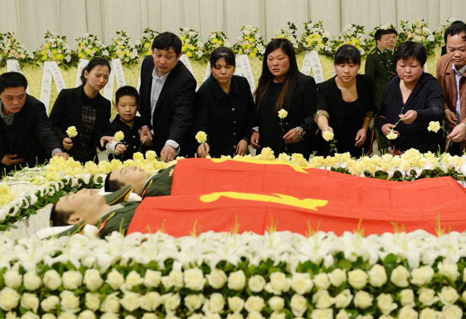 上海龙吴路火灾:两名牺牲消防员手拉手坠楼