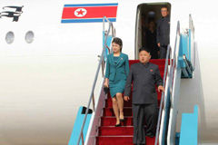 金正恩携李雪主走下飞机