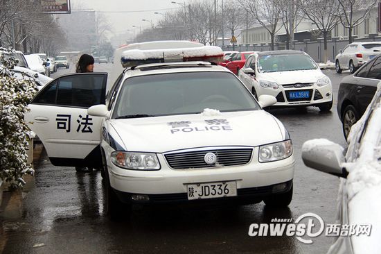 延安警车公车私用 除夕西安"走亲戚"_陕西频道_凤凰 ...