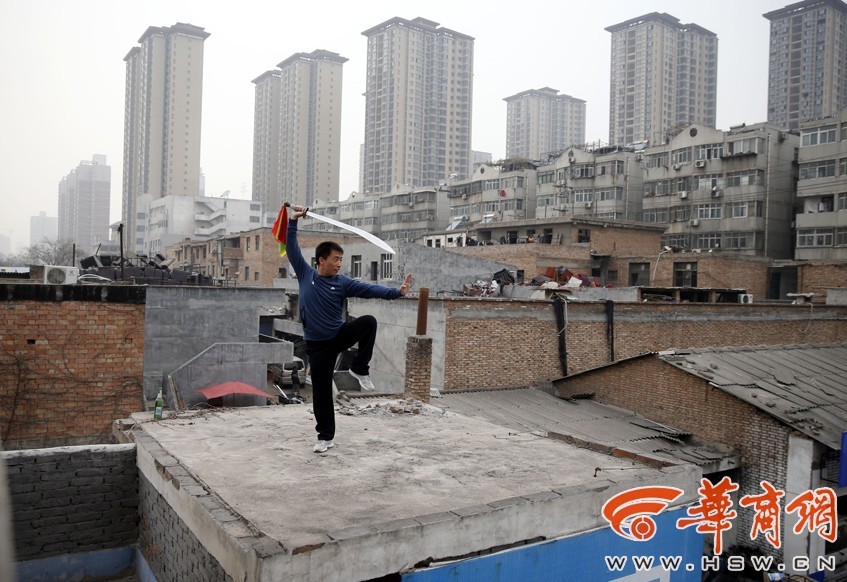 西安男子平房屋顶练武 手持单刀腾挪转跳虎虎