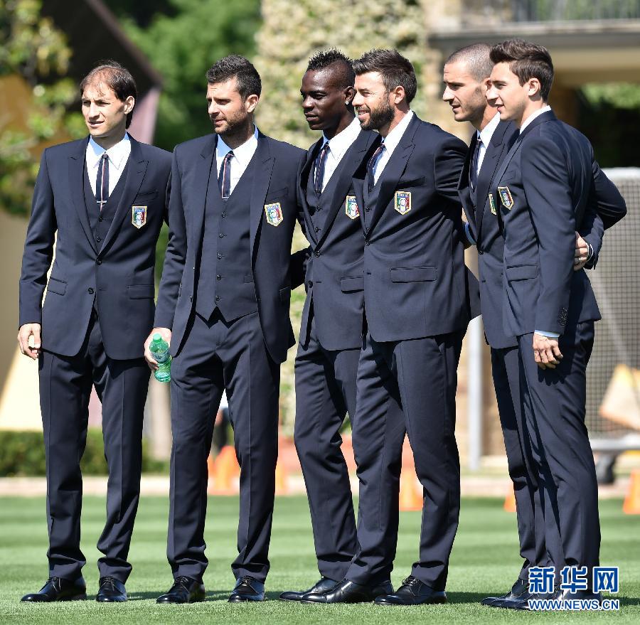 意大利国家队拍摄全家福 你们确定是去踢球的