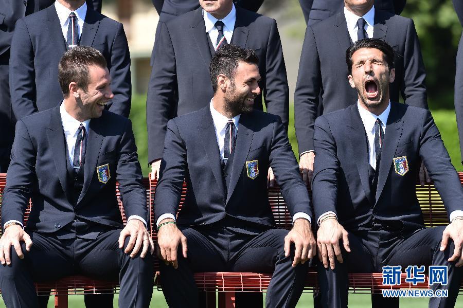 意大利国家队拍摄全家福 你们确定是去踢球的