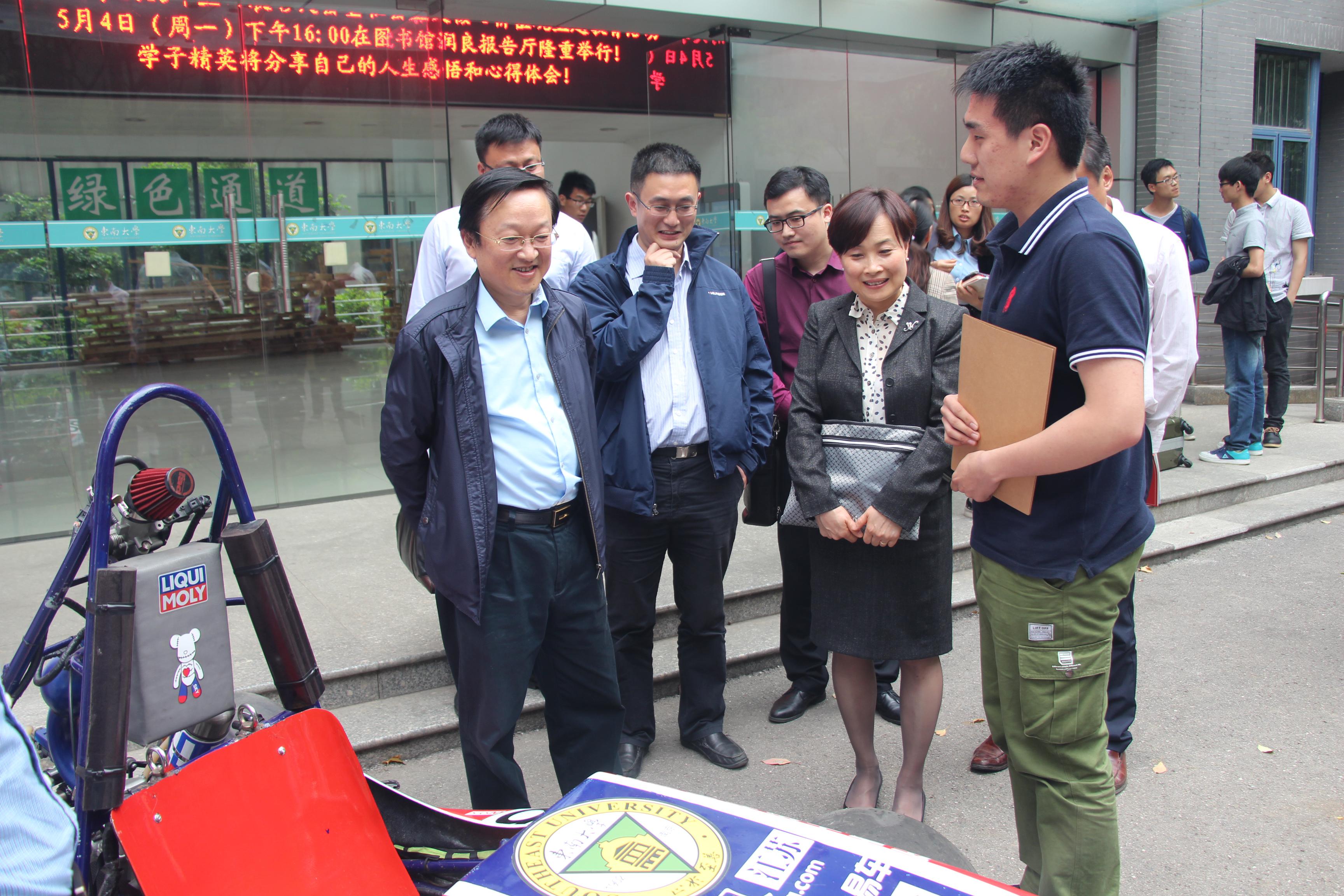 东南大学易红校长参观力魔车队成果展示_江苏频道_凤凰网