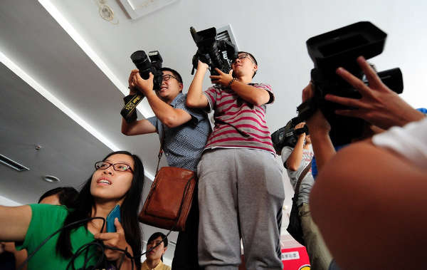 济南 现  米老鼠 大赢家 男子带逗趣人偶面具领4