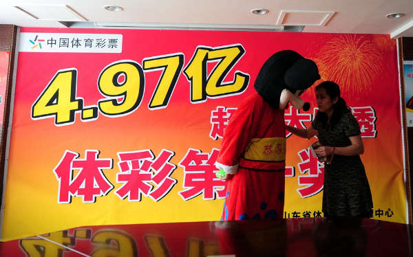 济南 现  米老鼠 大赢家 男子带逗趣人偶面具领4