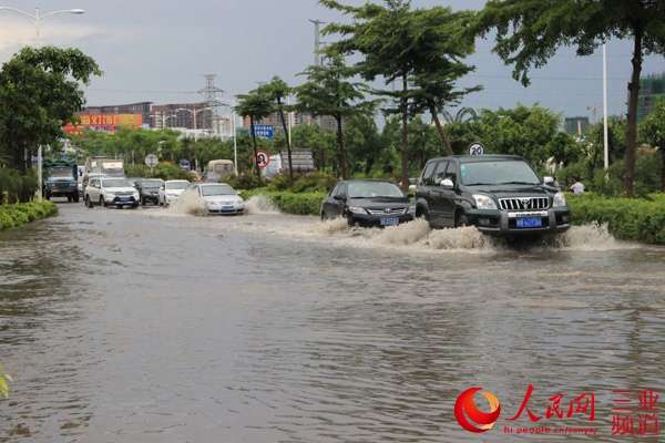 三亚突遇暴雨致路面积水车辆涉水通行水花四溅