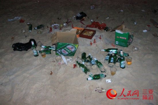 三亚大东海景区沙滩中秋夜后遍地垃圾 以啤酒瓶和香烛