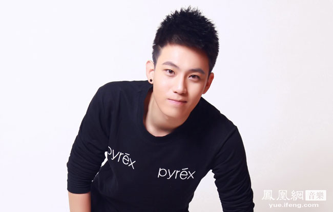 戚薇曹轩宾校园争霸决赛做评委 大赞 陈希郡 为