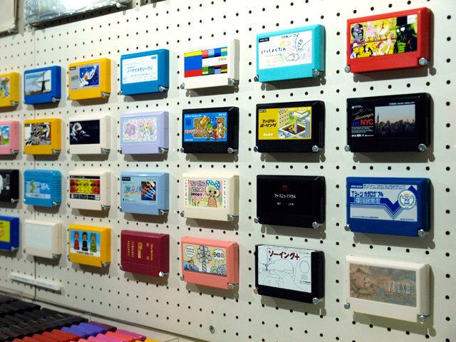 像经典致敬!日本举办红白机游戏卡带创意展