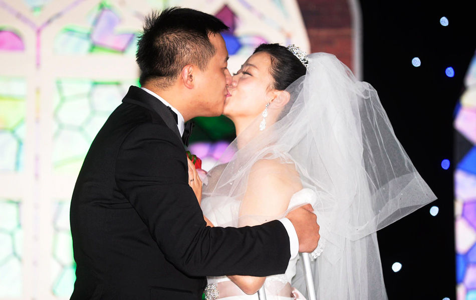 最美火炬手金晶完婚 与丈夫玩魔兽相爱