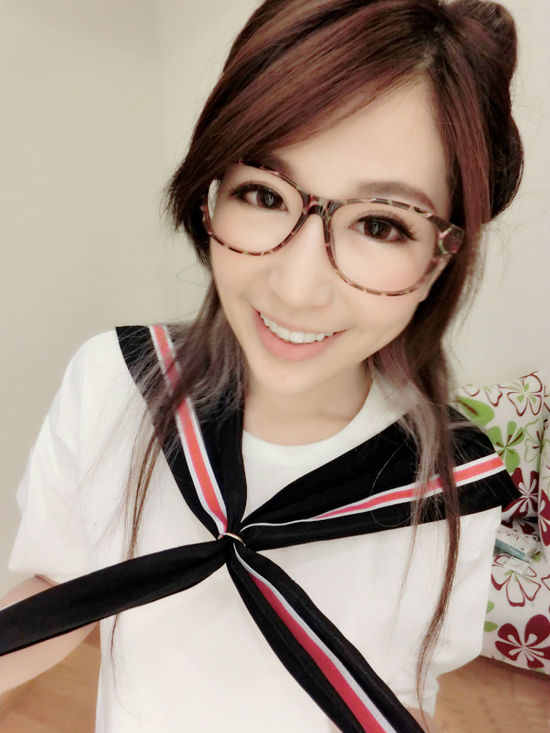 台湾电竞女主播大陆捞金 粉丝昵称球王 - 娱乐