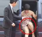 撒贝宁女舞伴露底走光