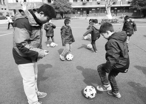 江苏将建100所足球特色幼儿园 校园足球运动员
