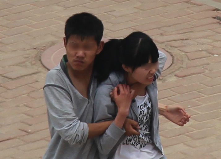 组图:男子校园劫持<em>女生</em>与警方僵持50分钟_教育