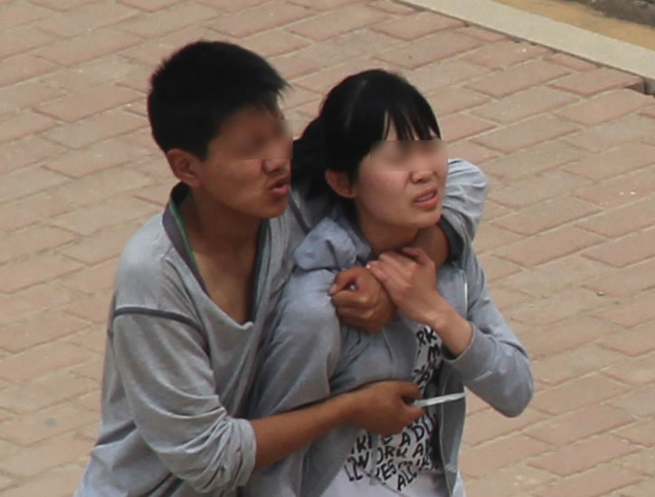 组图:男子校园劫持女生与警方僵持50分钟_教育