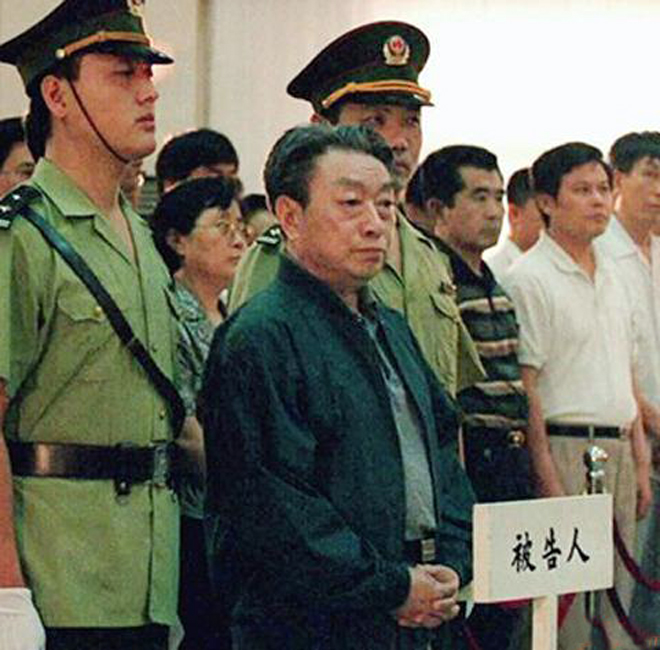 1998年7月31日,北京市高级人民法院对陈希同贪污,玩忽职守案进行了公开宣判:以贪污罪判处陈希同有期徒刑13年;以玩忽职守罪判处陈希同有期徒刑4年;两罪并罚,决定执行有期徒刑16年。赃物没收上缴国库。(来源:人民网)图为在法庭上的陈希同。 1998年7月31日,北京市高级人民法院对陈希同贪污,玩忽职守案进行了公开宣判:以贪污罪判处陈希同有期徒刑13年;以玩忽职守罪判处陈希同有期徒刑4年;两罪并罚,决定执行有期徒刑16年。赃物没收上缴国库。(来源:人民网)图为在法庭上的陈希同。