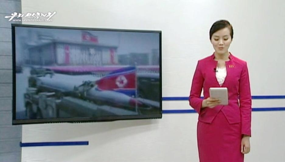 <em>朝鲜女主播</em>手持平板电脑播报新闻