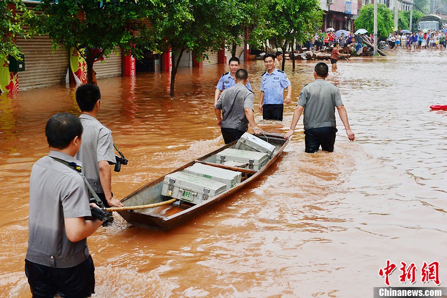 潼南县哪个镇人口多_...日暴雨导致重庆潼南多个乡镇受灾.图为18日晨,仍被洪水(2)