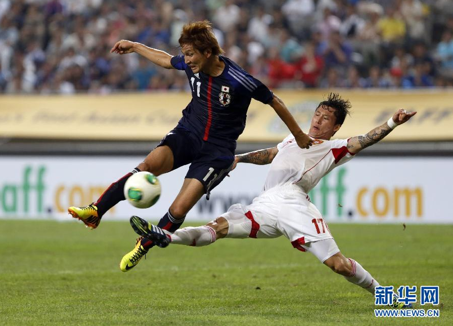 7月21日，中国队球员张琳芃（右）与日本队球员原口元气拼抢。当日，在韩国首尔举行的东亚杯足球赛中，中国队以3比3战平日本队。新华社/路透