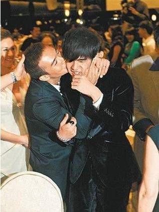 洪金宝成龙牵手逛街? 盘点那些男明星的基情瞬
