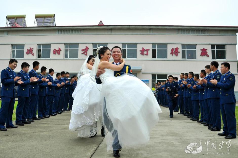 军礼服婚纱照_军礼服婚纱照图片大全(2)