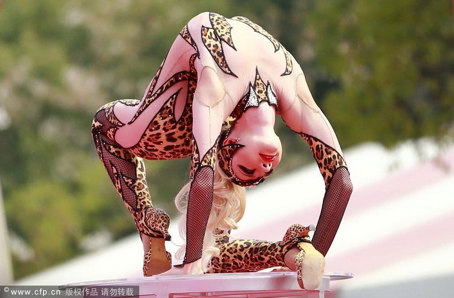 身穿豹纹秀柔术[高清]