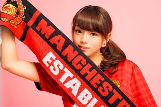 日本嫩模钟爱曼联 穿球衣拍片湿身秀豪乳