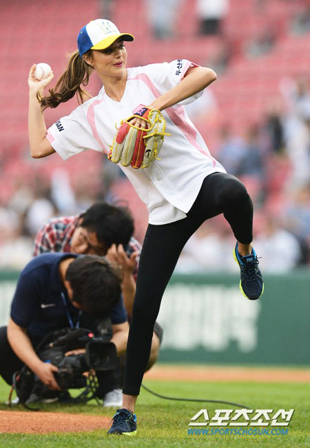 米兰达-可儿为韩国职棒开球 紧身裤秀美腿
